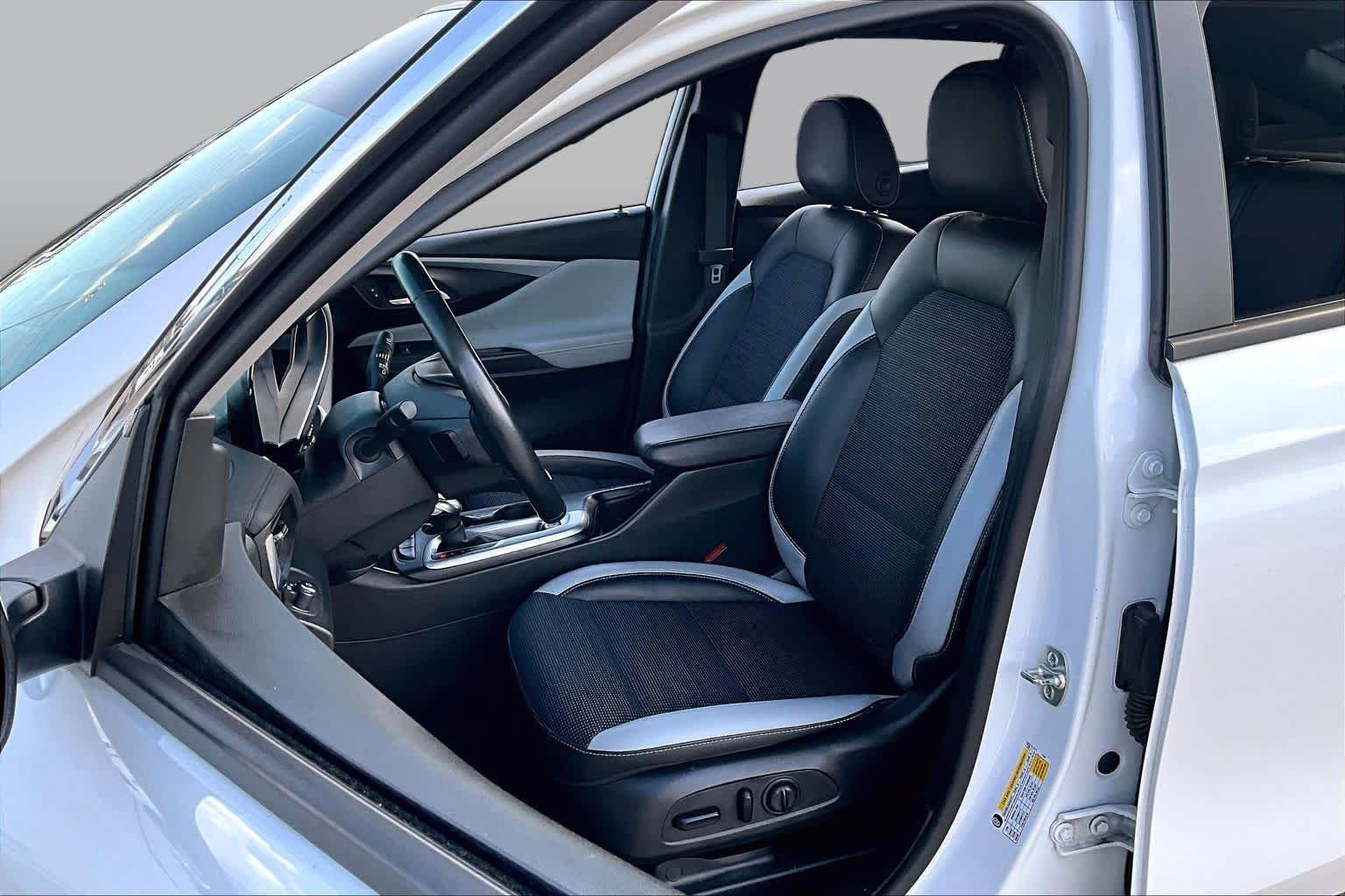 Used 2024 White Frost Tricoat Buick Preferred image 8