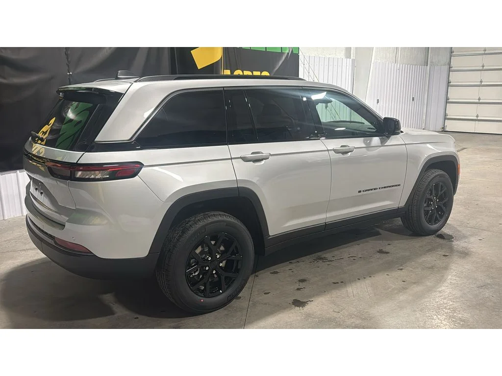 New 2026 Silver Zynith Exterior Paint Jeep Laredo Altitude image 5