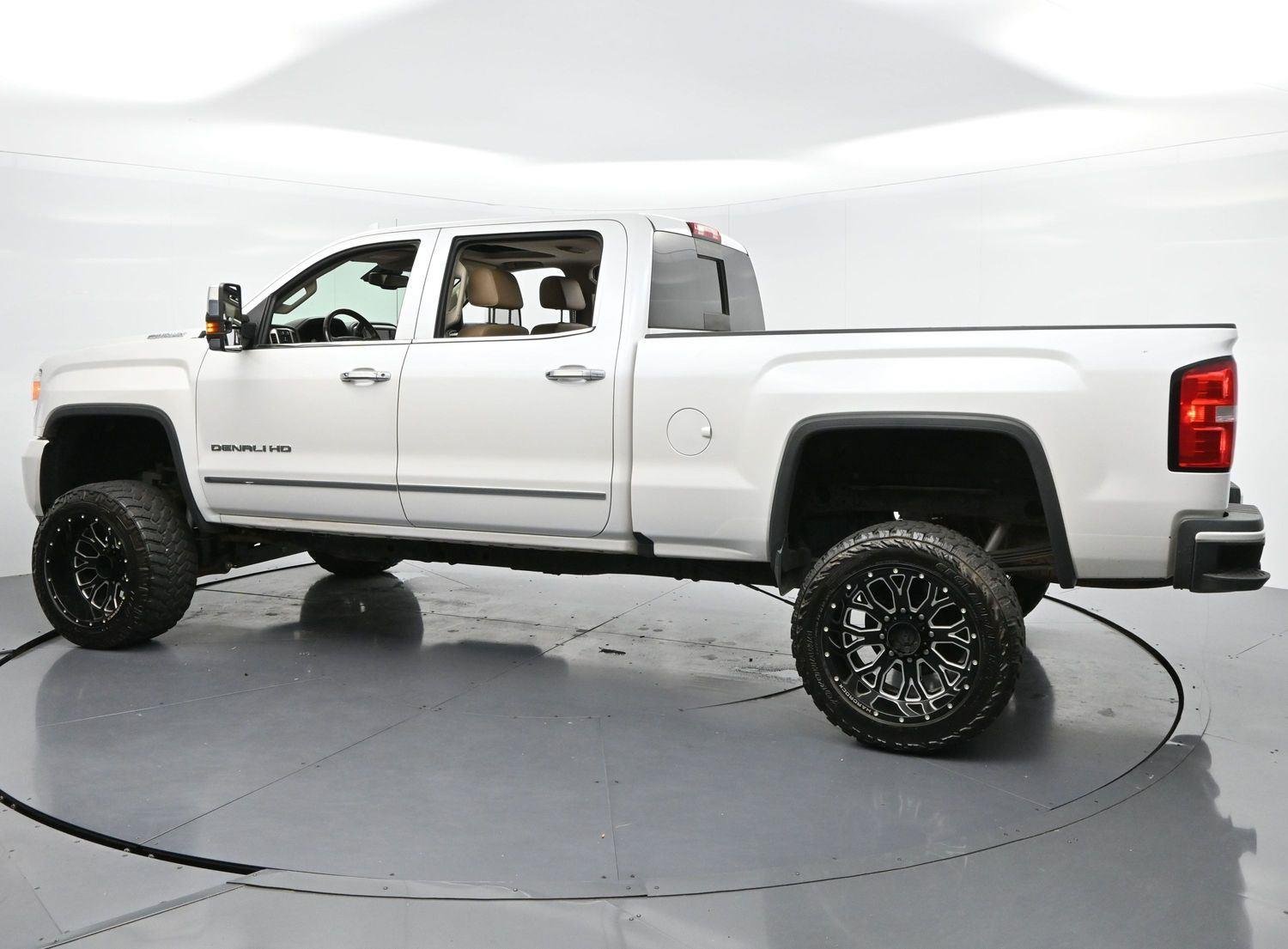 Used 2019 White Frost Tricoat GMC Denali image 5