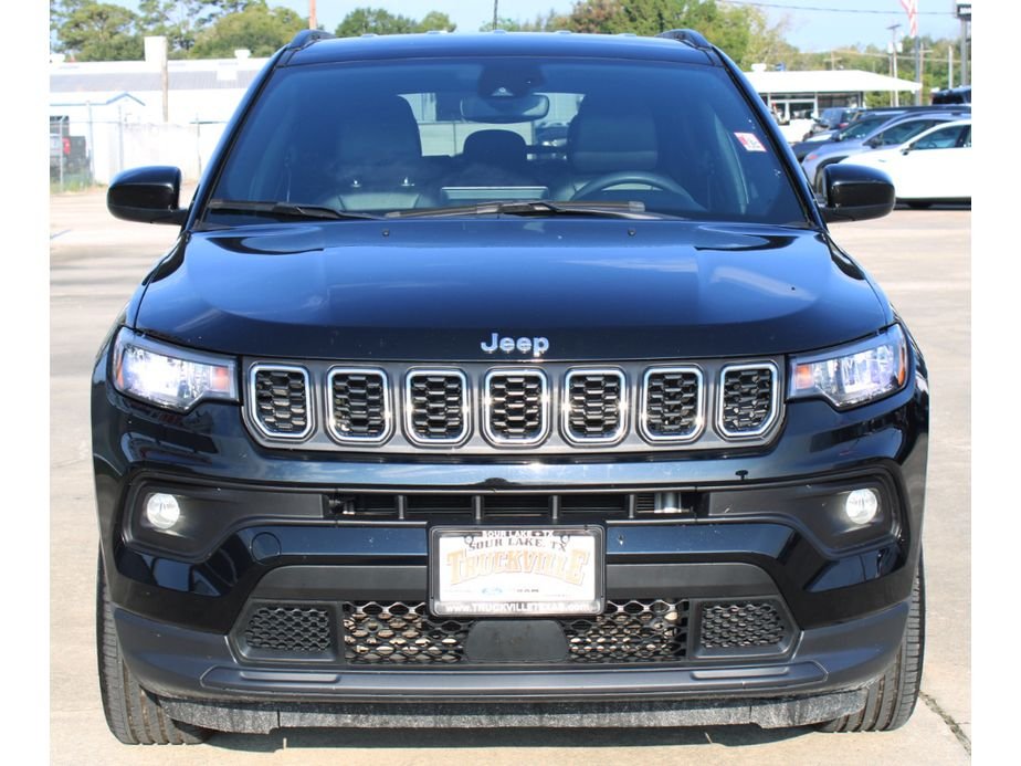 Used 2024 Diamond Black Crystal Pearlcoat Jeep Latitude image 22