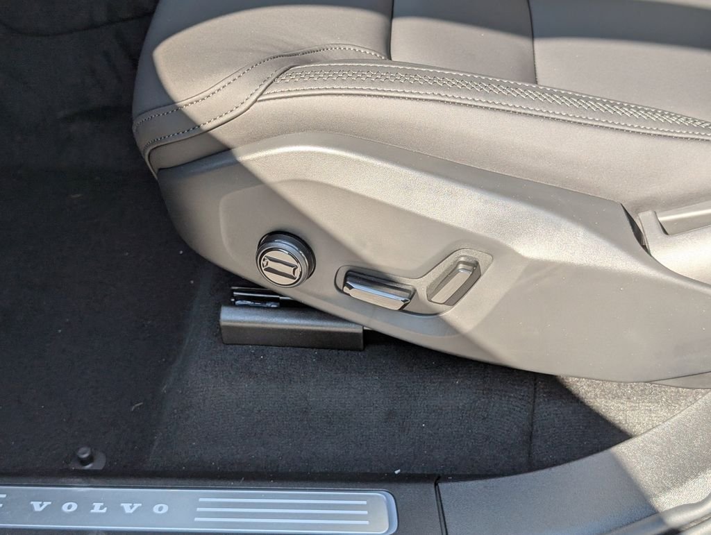 2026 Volvo XC90 Plus - Photo 17