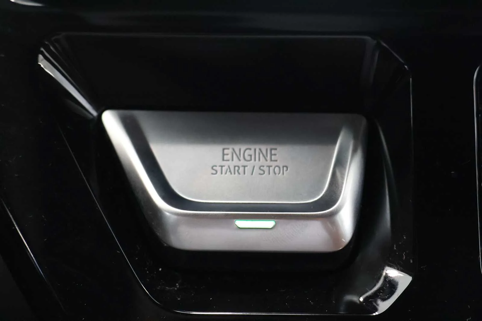 Used 2024 White Frost Tricoat GMC Denali Ultimate image 21