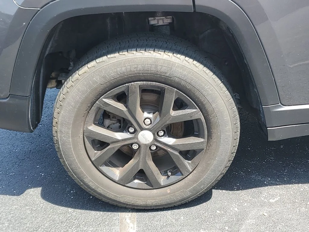 Used 2023 Gray Jeep Limited image 5