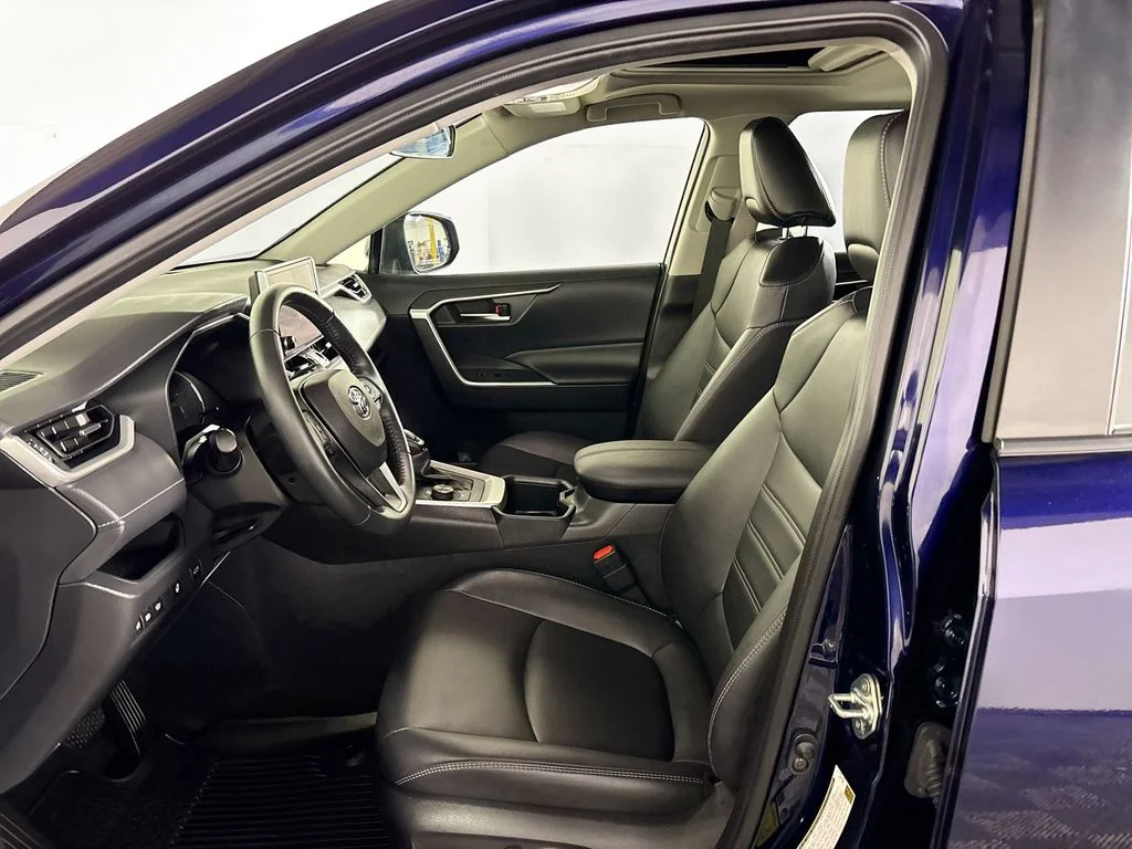 Used 2023  Toyota XLE Premium image 11