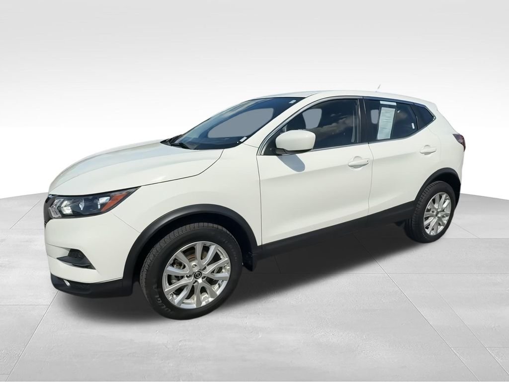 Used 2021 White Nissan S image 4