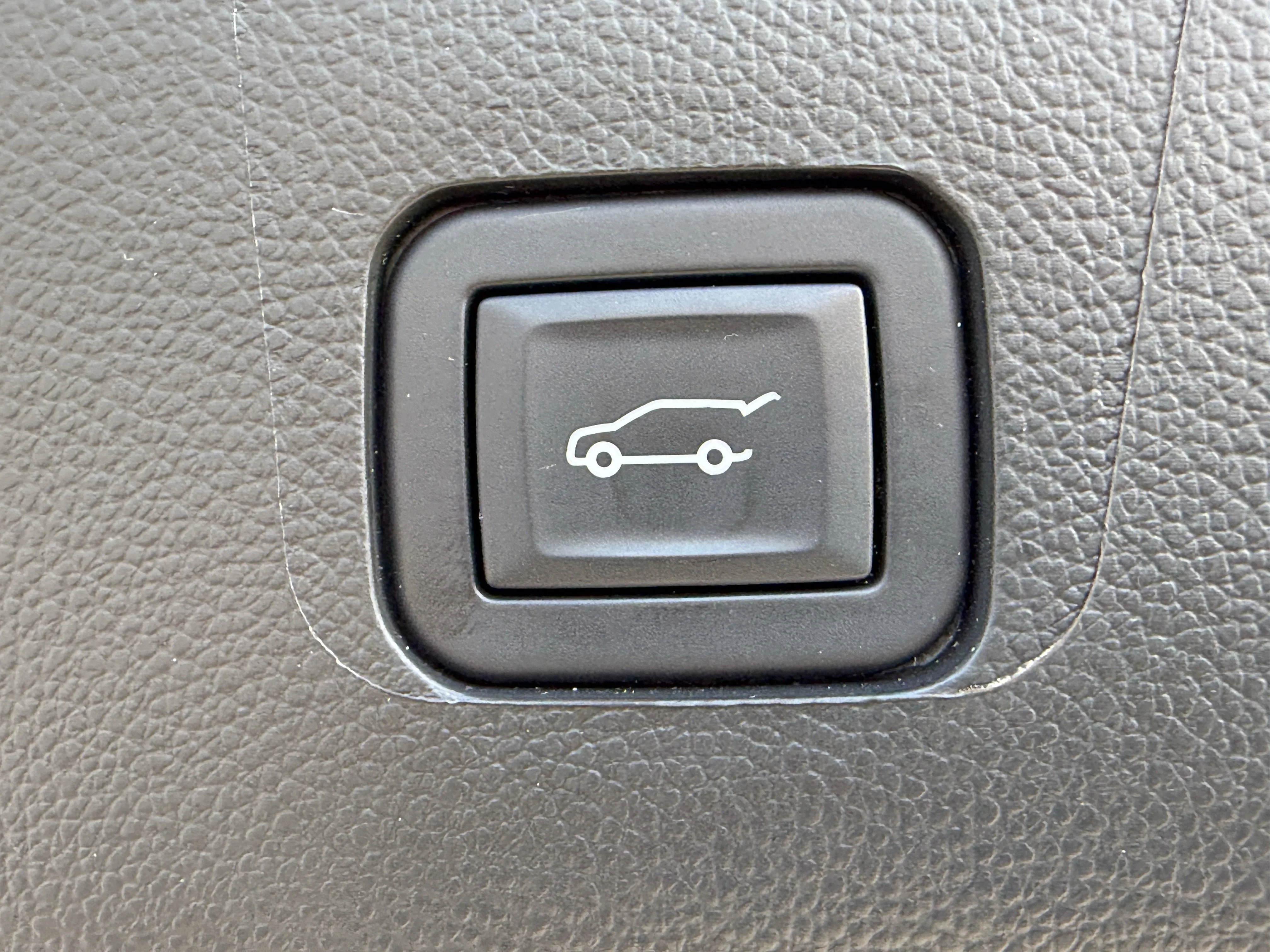 Used 2023 Summit White Chevrolet LT Cloth image 10