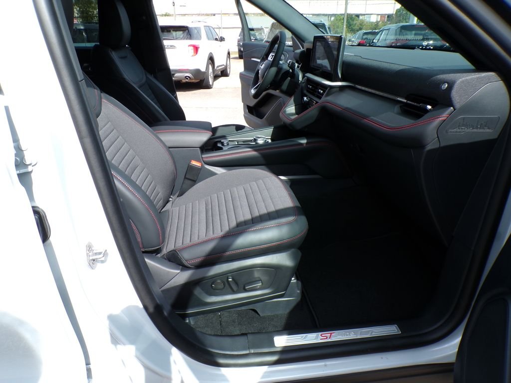 New 2026 Space White Metallic Ford ST-Line image 30
