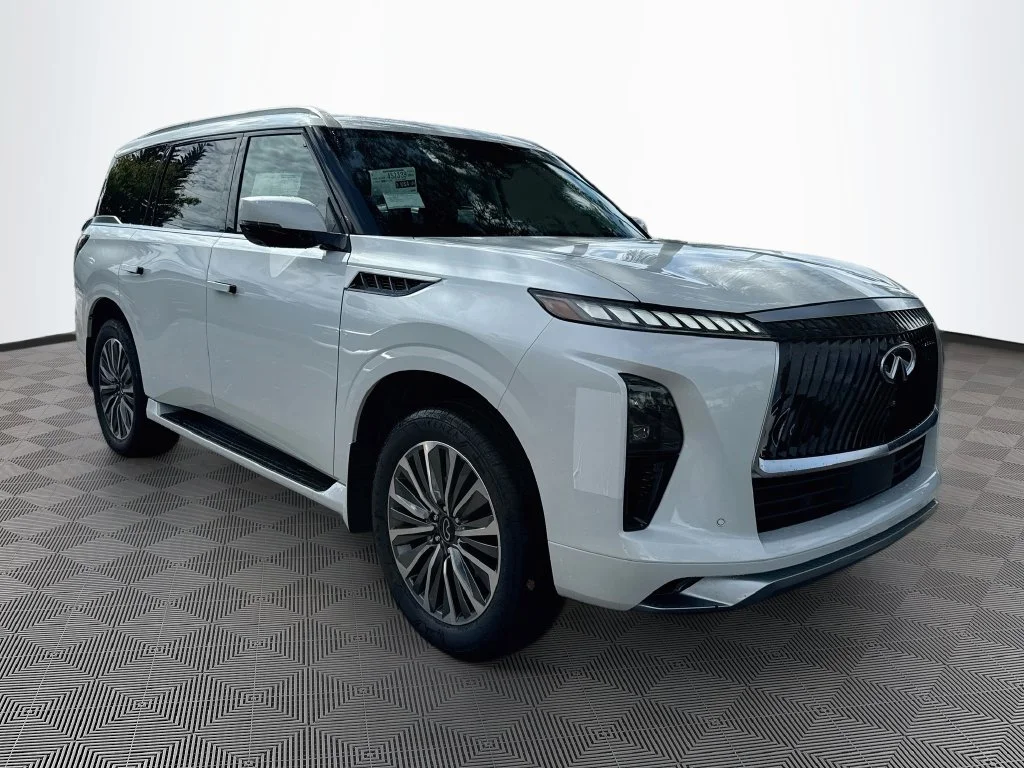 New 2027 RADIANT WHITE INFINITI Luxe 4WD image 3