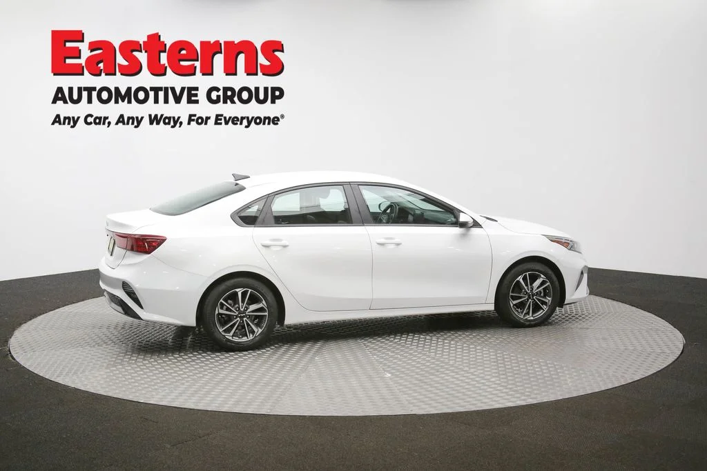 Used 2022 White Kia LXS image 38