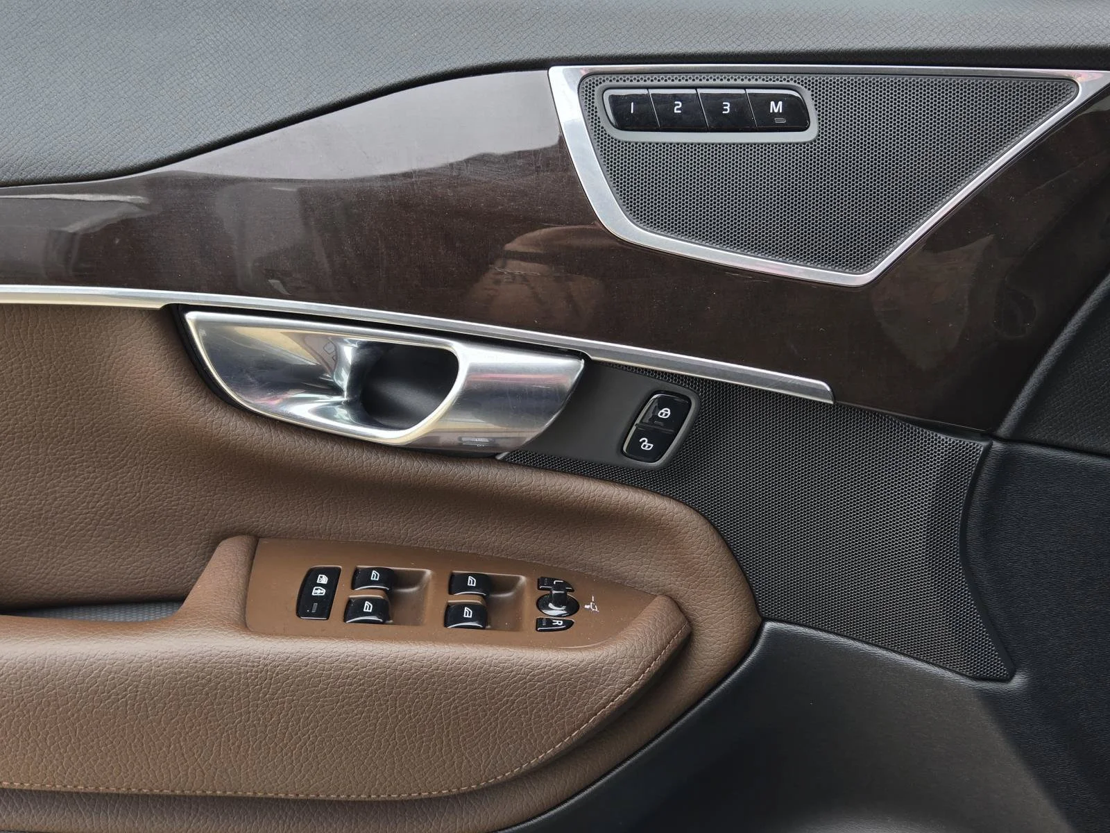 Used 2019 Gray Metallic Volvo Momentum image 25