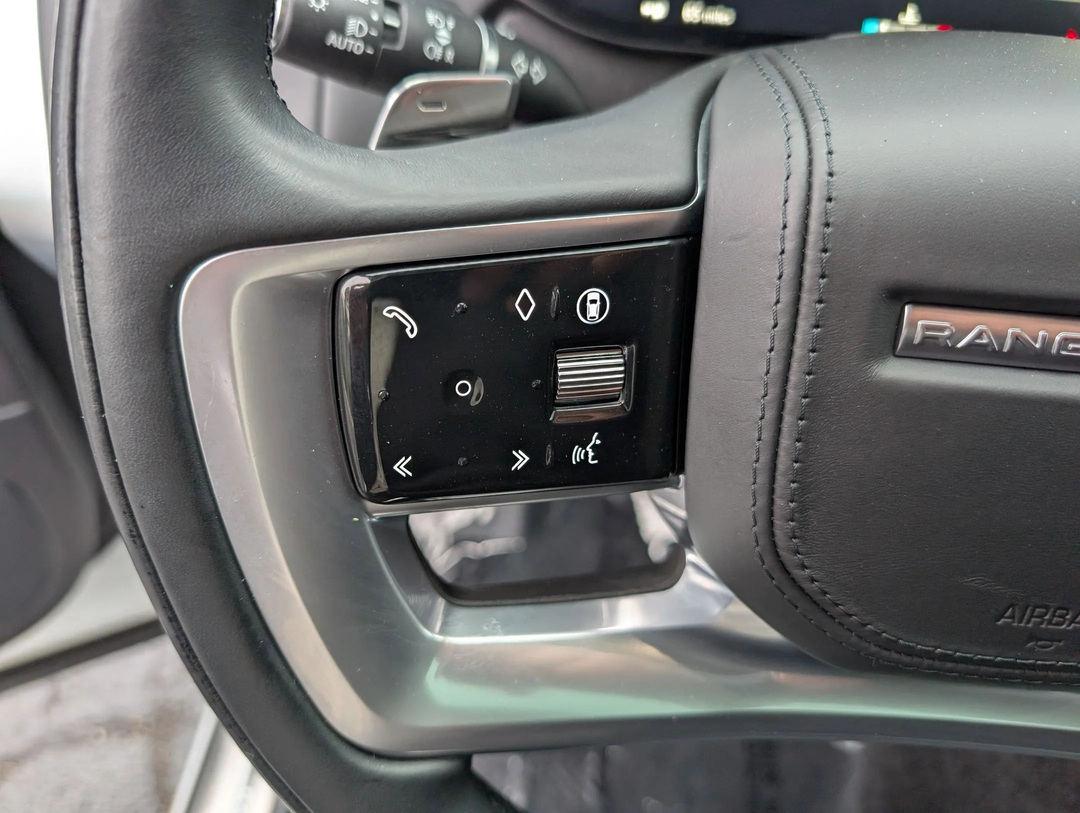 Used 2025 Icy White SV Bespoke Special Effect Satin Land Rover SE image 16