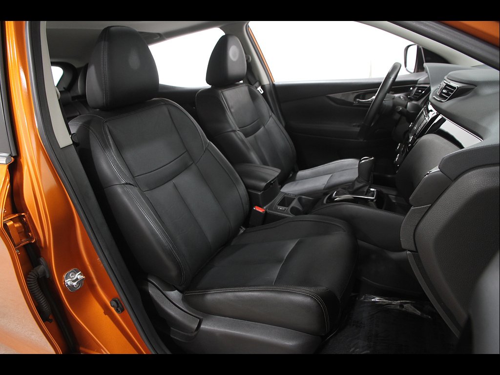 Used 2017 Monarch Orange Nissan SL image 18