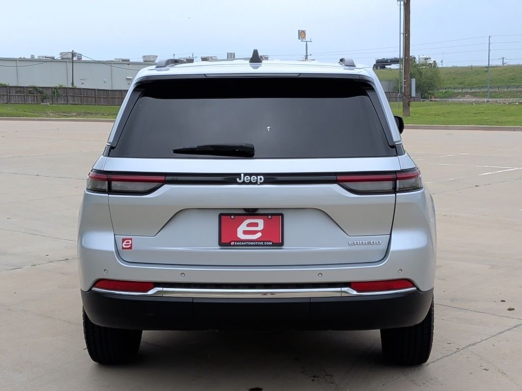Used 2025 Silver Jeep Laredo image 7