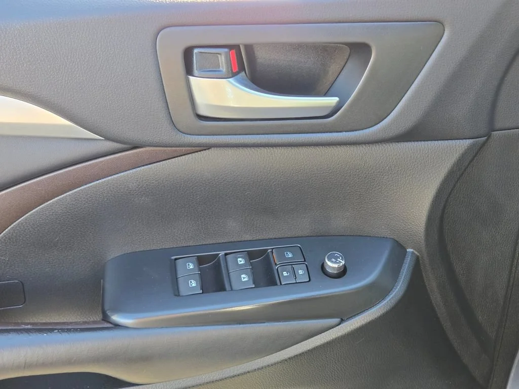 Used 2018 Shoreline Blue Pe Toyota SE image 17