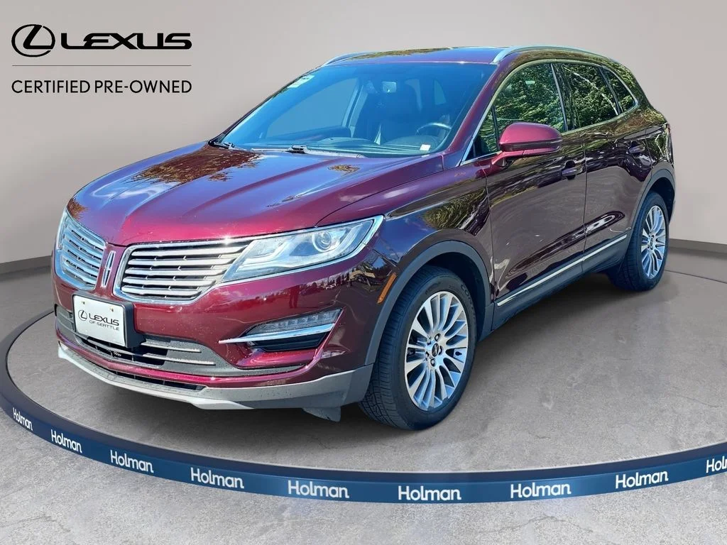Used 2017 Red Lincoln Reserve image 1