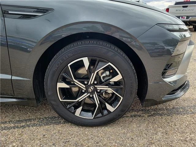 Used 2025 Gray Hyundai SEL Front-Wheel Drive image 7