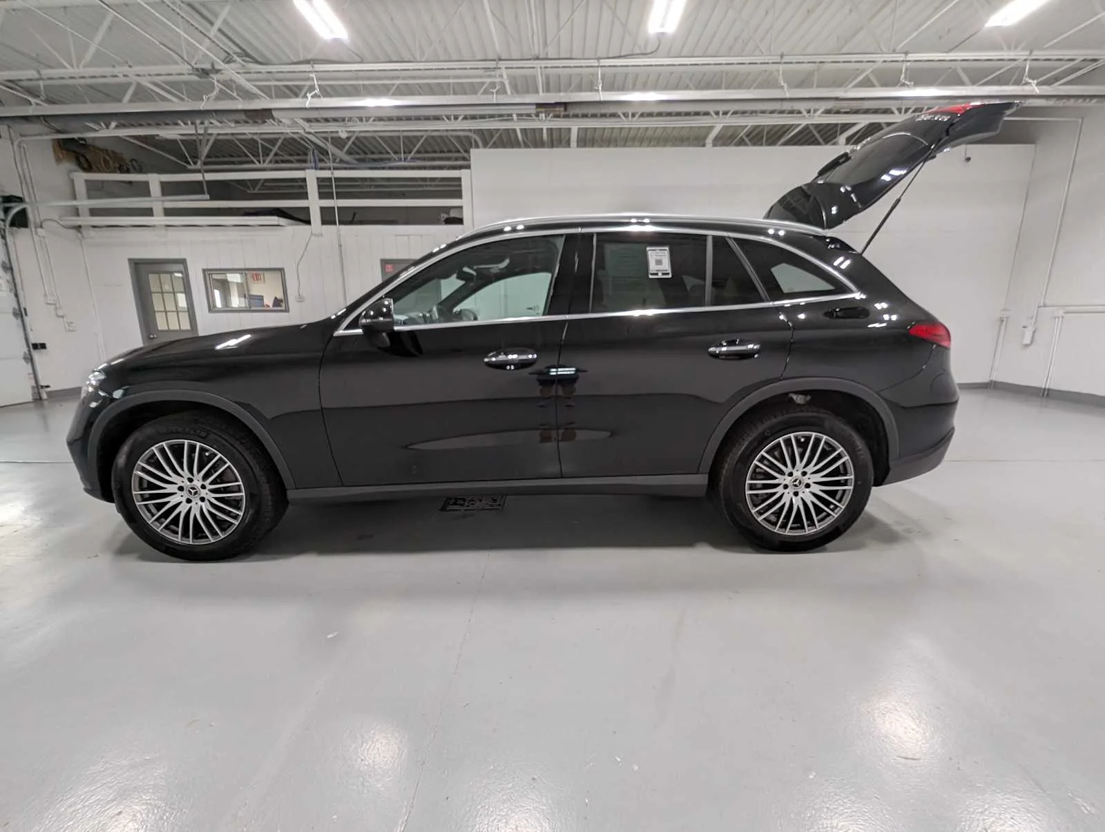 Used 2026  Mercedes-Benz GLC 300 image 12