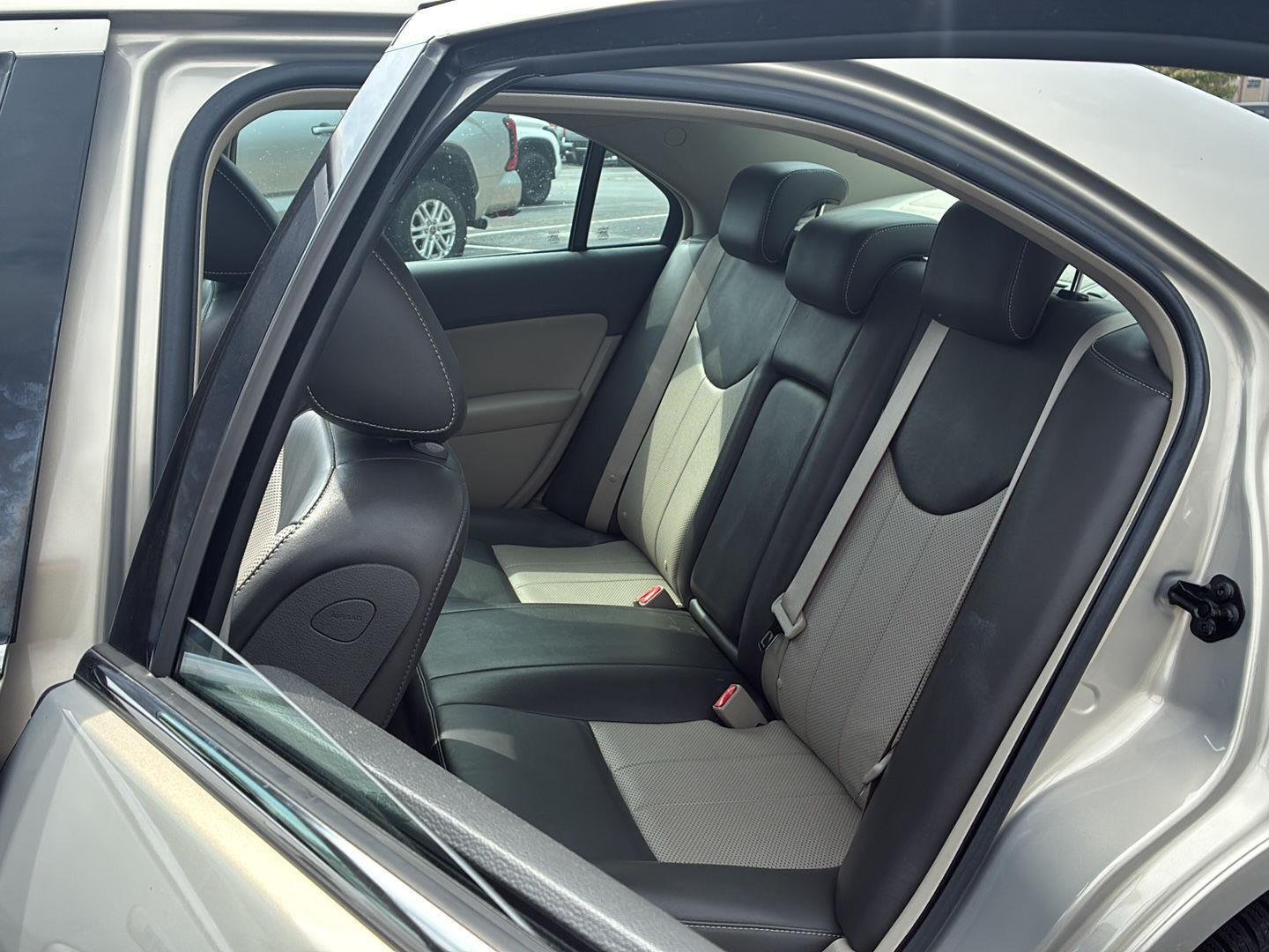 Used 2010 GOLD Mercury Premier image 4