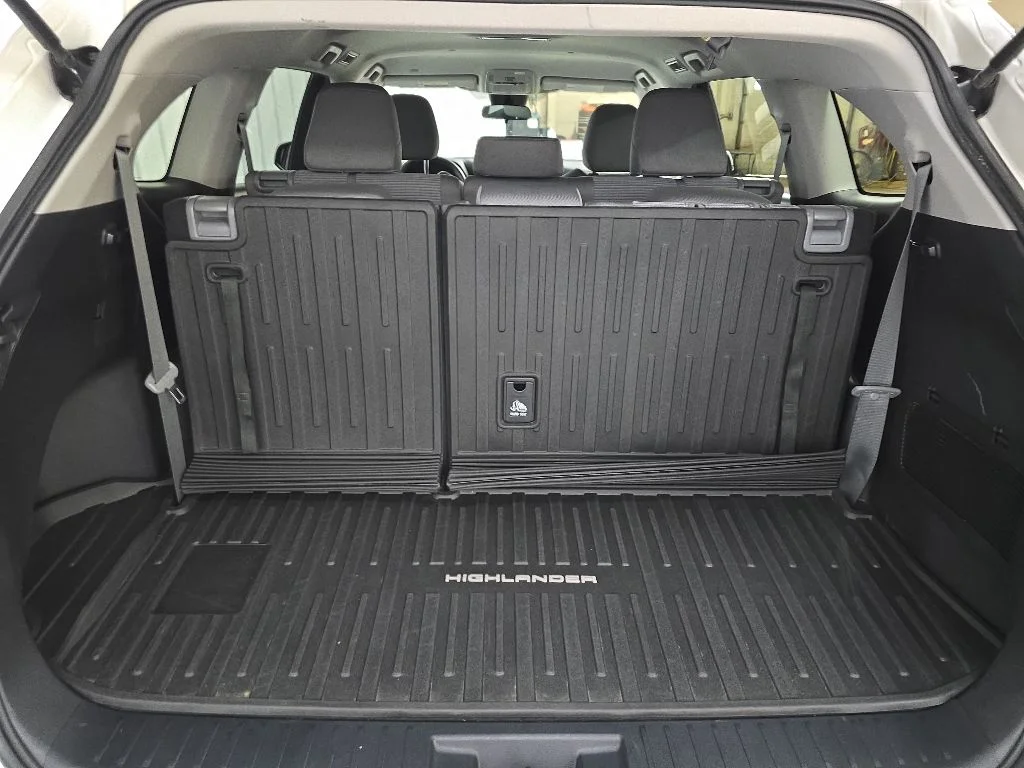 Used 2020 White Toyota L image 11
