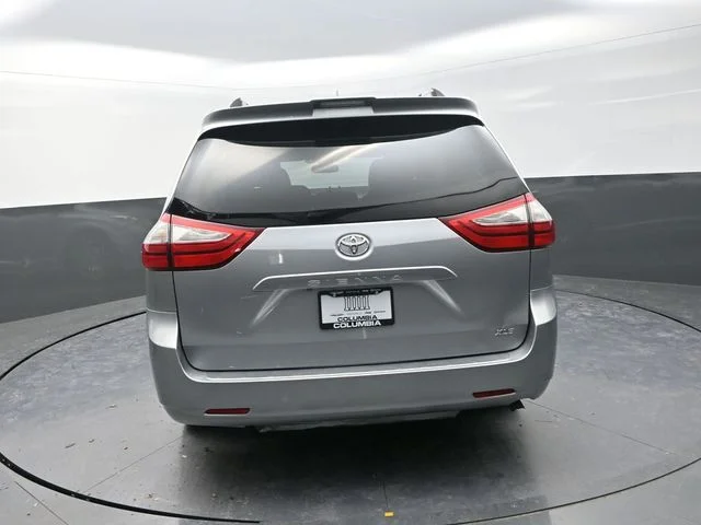 Used 2018 Silver Toyota XLE image 9