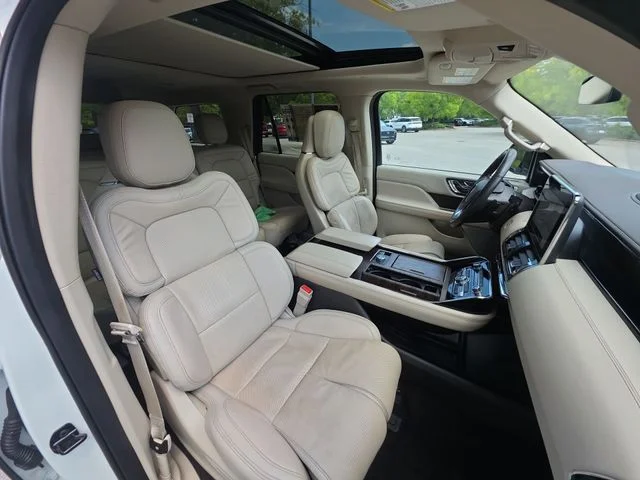 Used 2020 White Lincoln Reserve image 27
