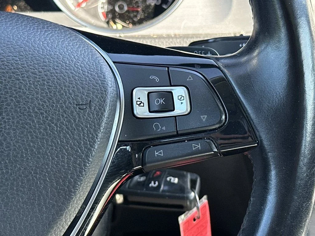 Used 2015  Volkswagen TSI SE 4-Door image 31