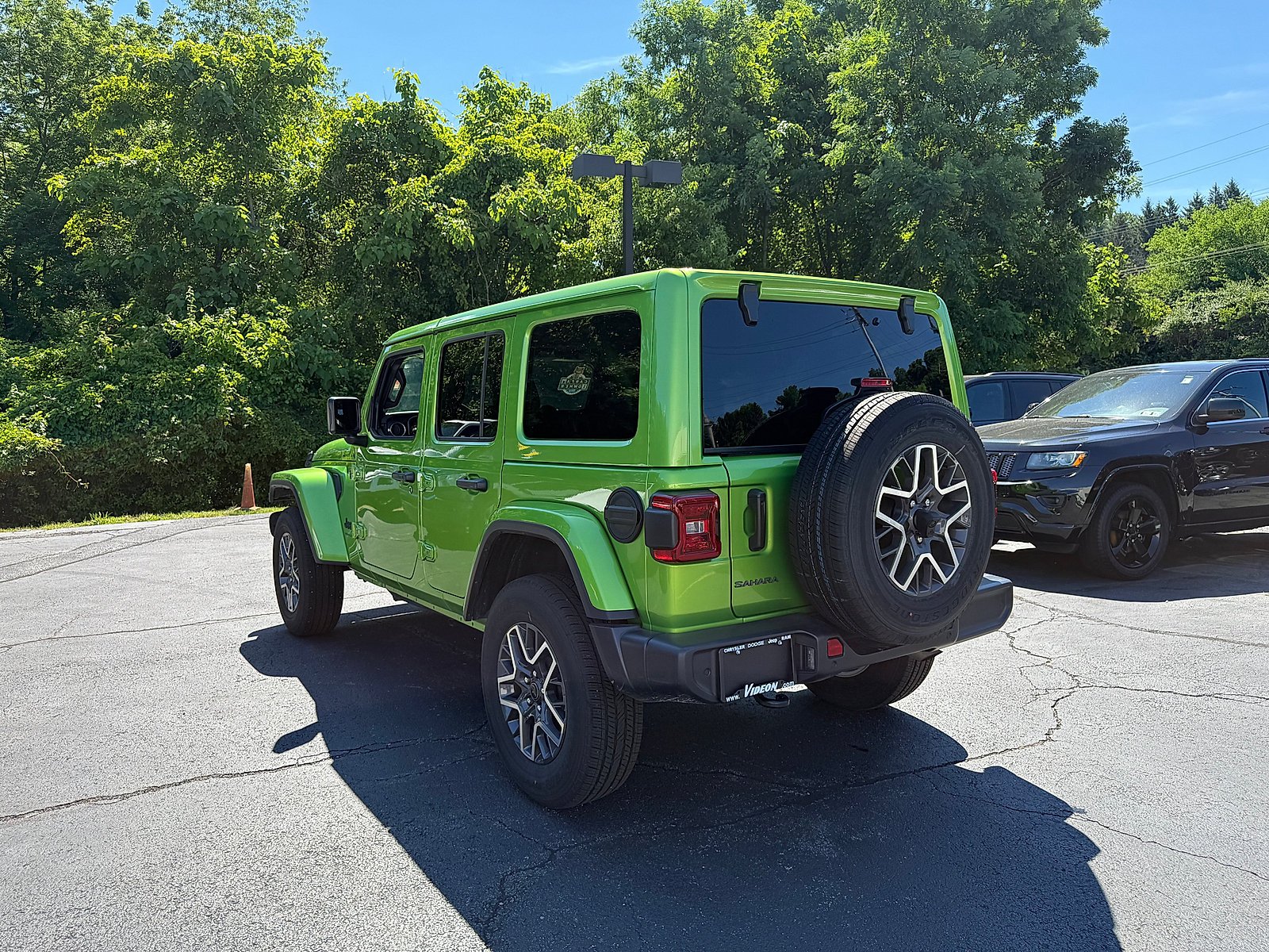 Used 2026 Mojito Clearcoat Jeep Sahara image 4
