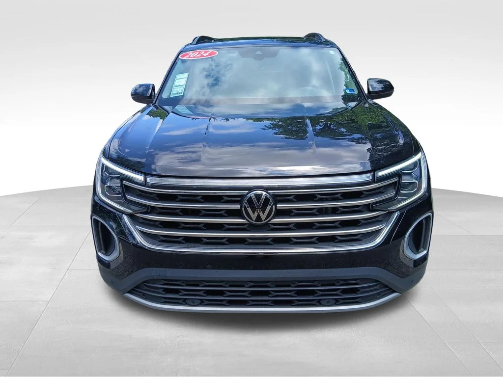 Used 2024 Black Volkswagen 2.0T SE w/Technology image 18