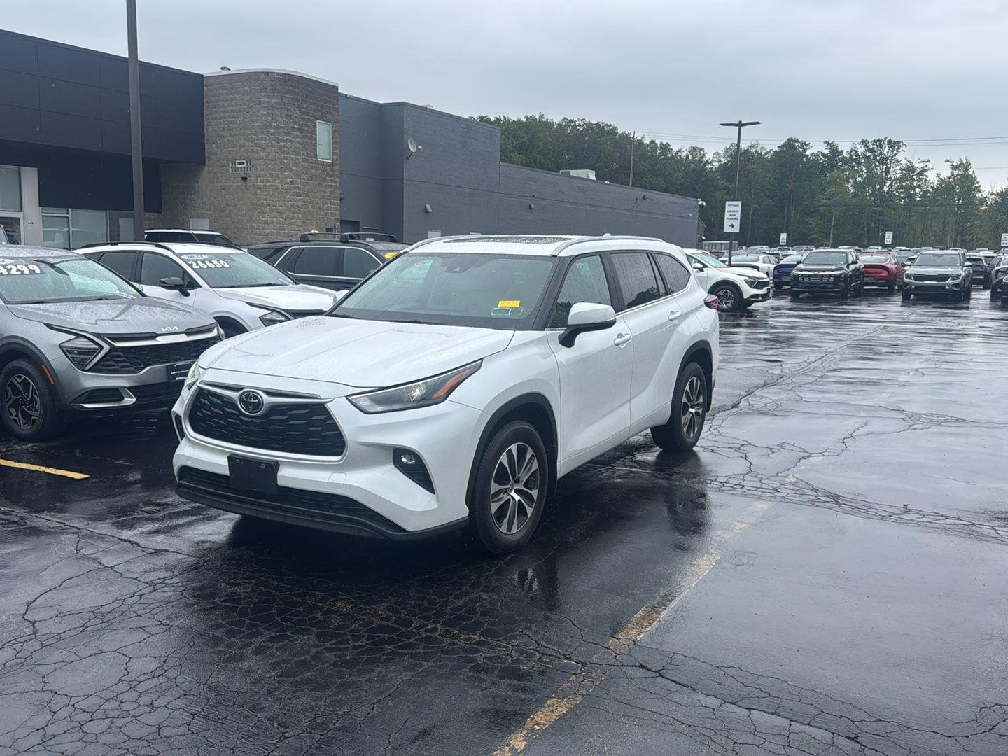 Used 2024 Wind Chill Pearl Toyota XLE image 5
