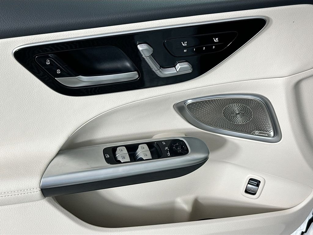 New 2026 MANUFAKTUR Moonlight White Metallic Mercedes-Benz C 300 image 18