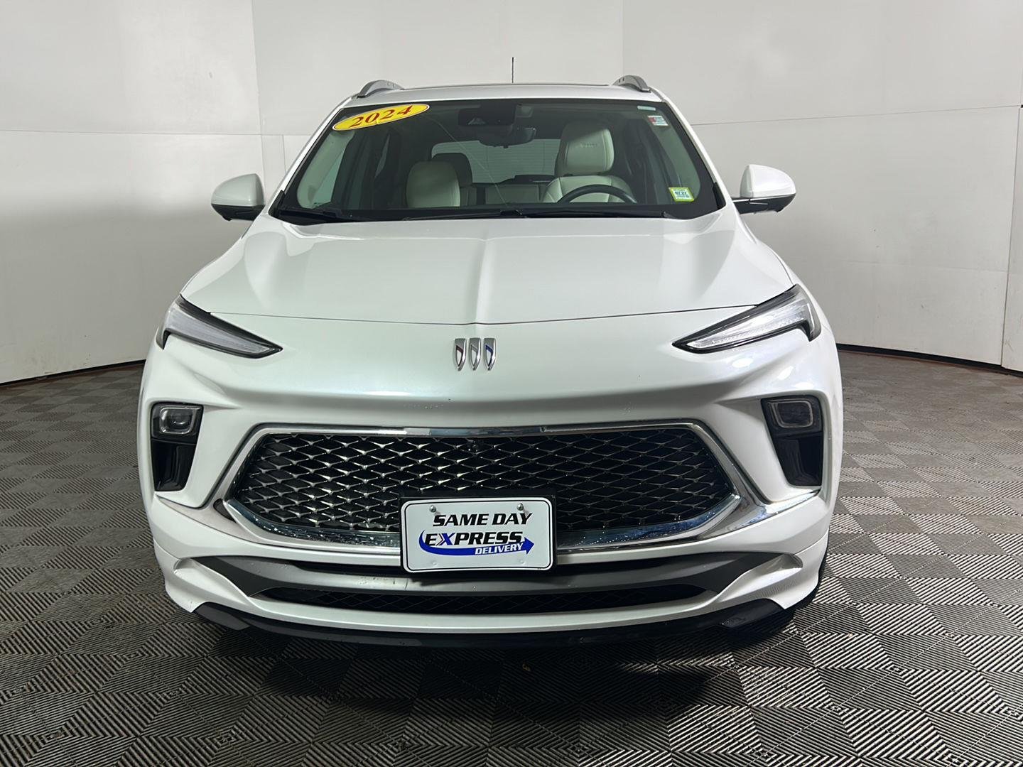 Used 2024 White Frost Tricoat Buick Avenir image 12