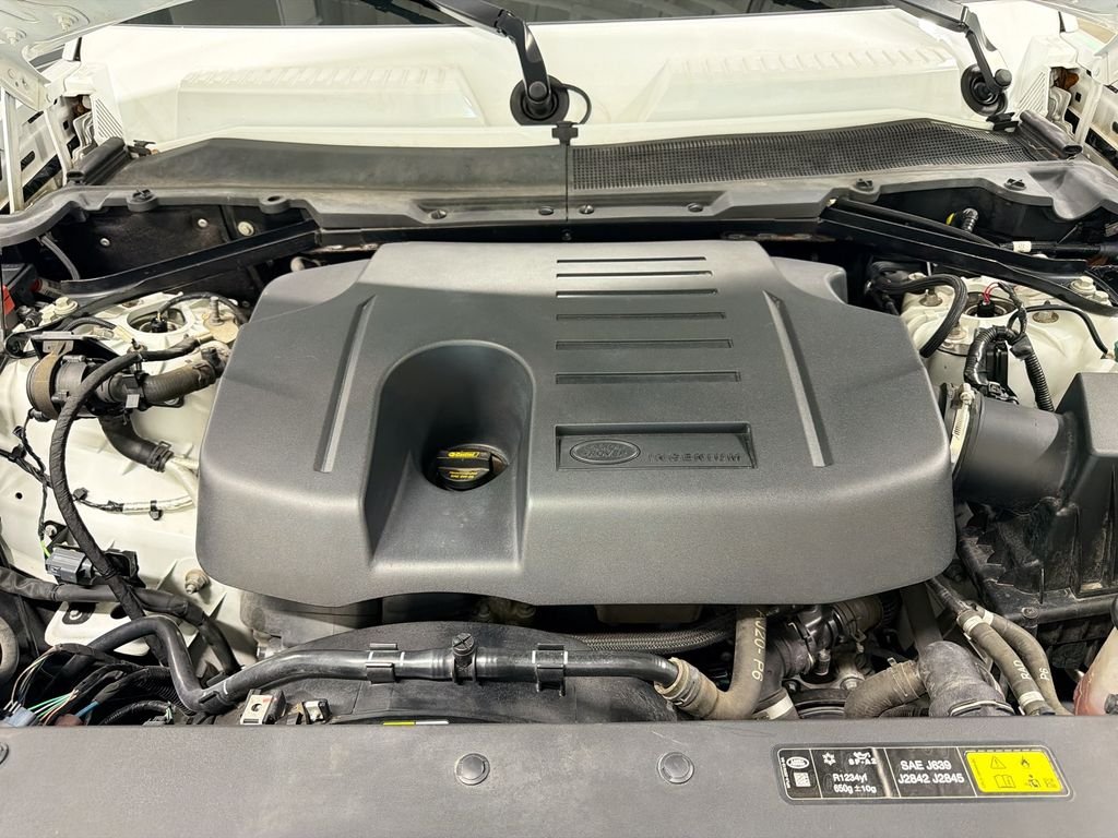 Used 2021 White Land Rover SE image 31