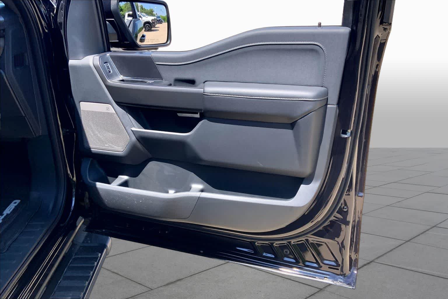 Used 2025 Agate Black Metallic Ford LARIAT image 44