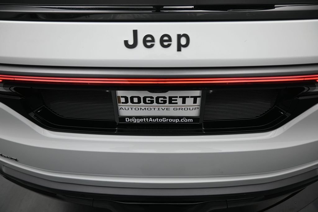 New 2026 Bright White Clear-Coat Exterior Paint Jeep Limited Reserve image 14
