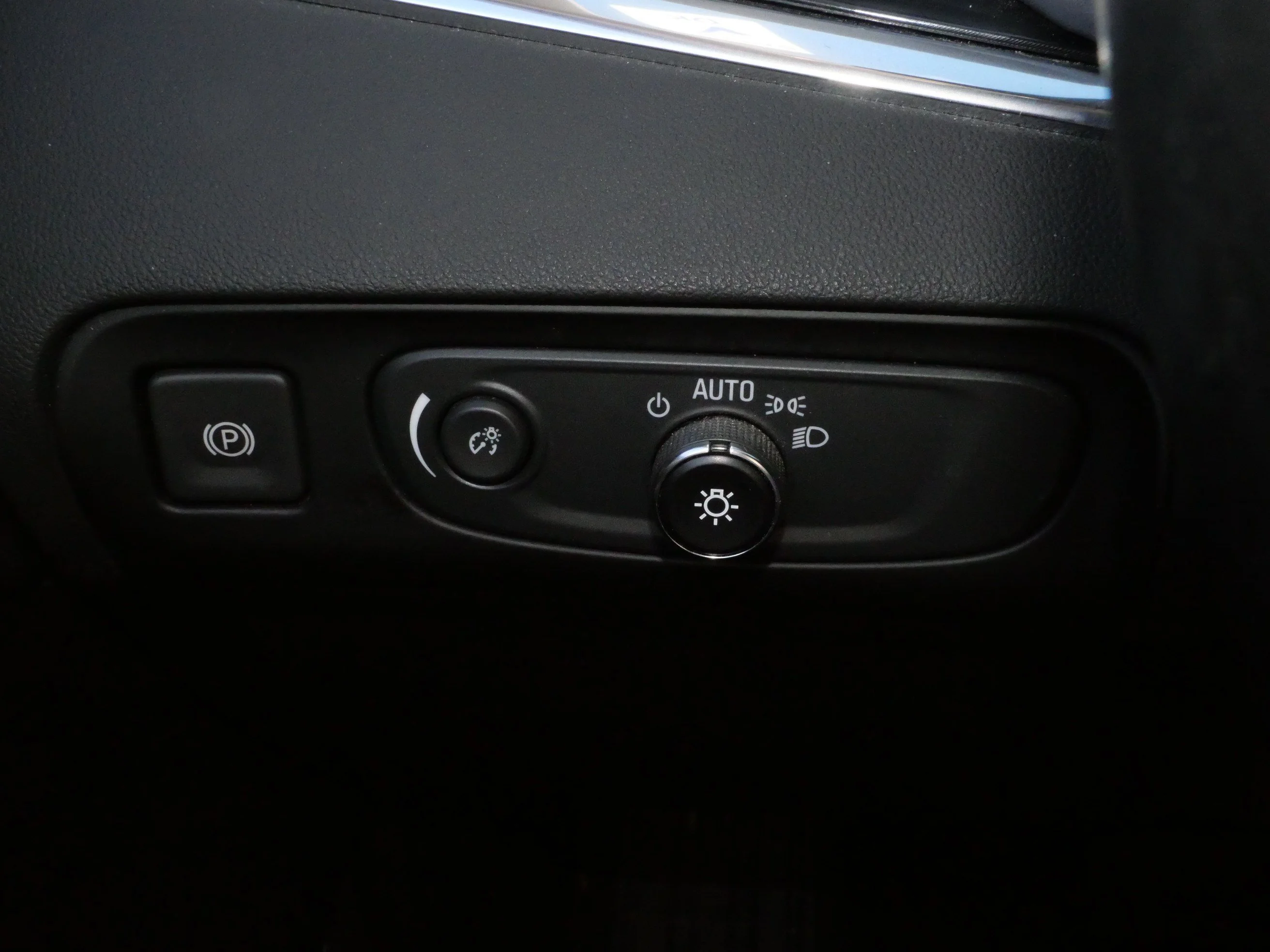 Used 2018 Red Quartz Tintcoat Buick Essence image 25