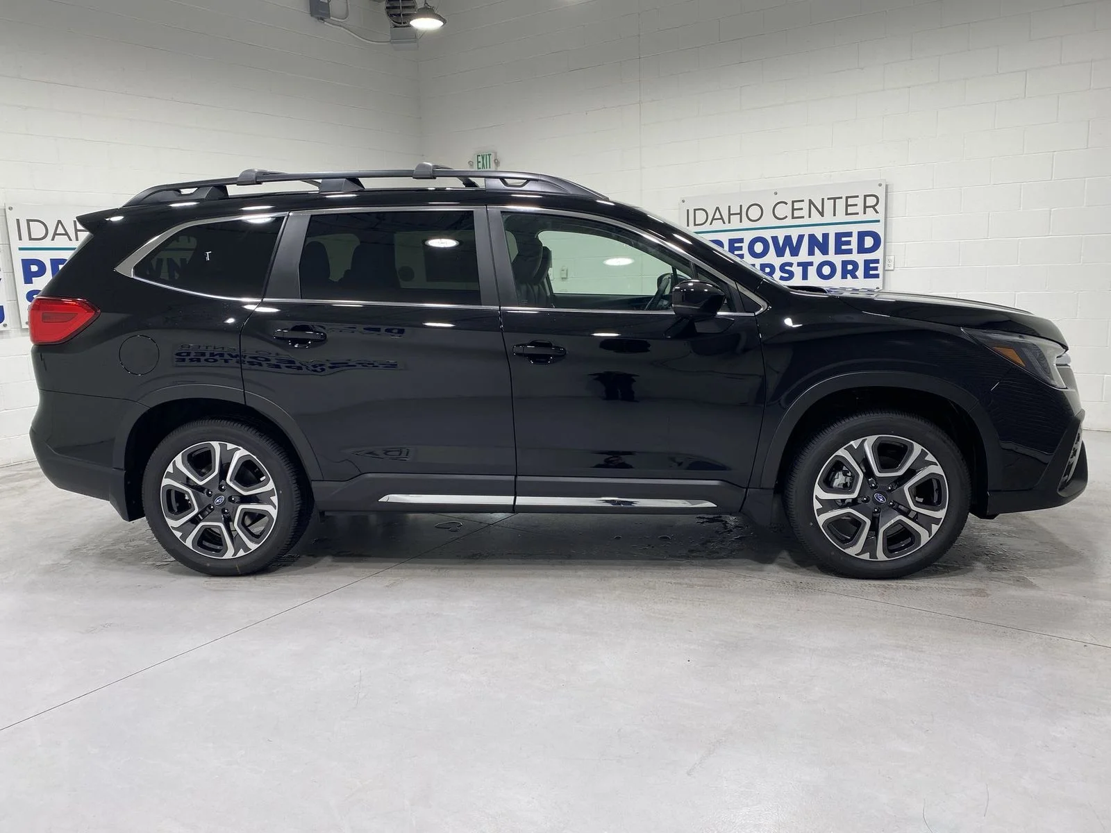New 2026 CRYSTAL BLACK SILICA Subaru Limited image 9