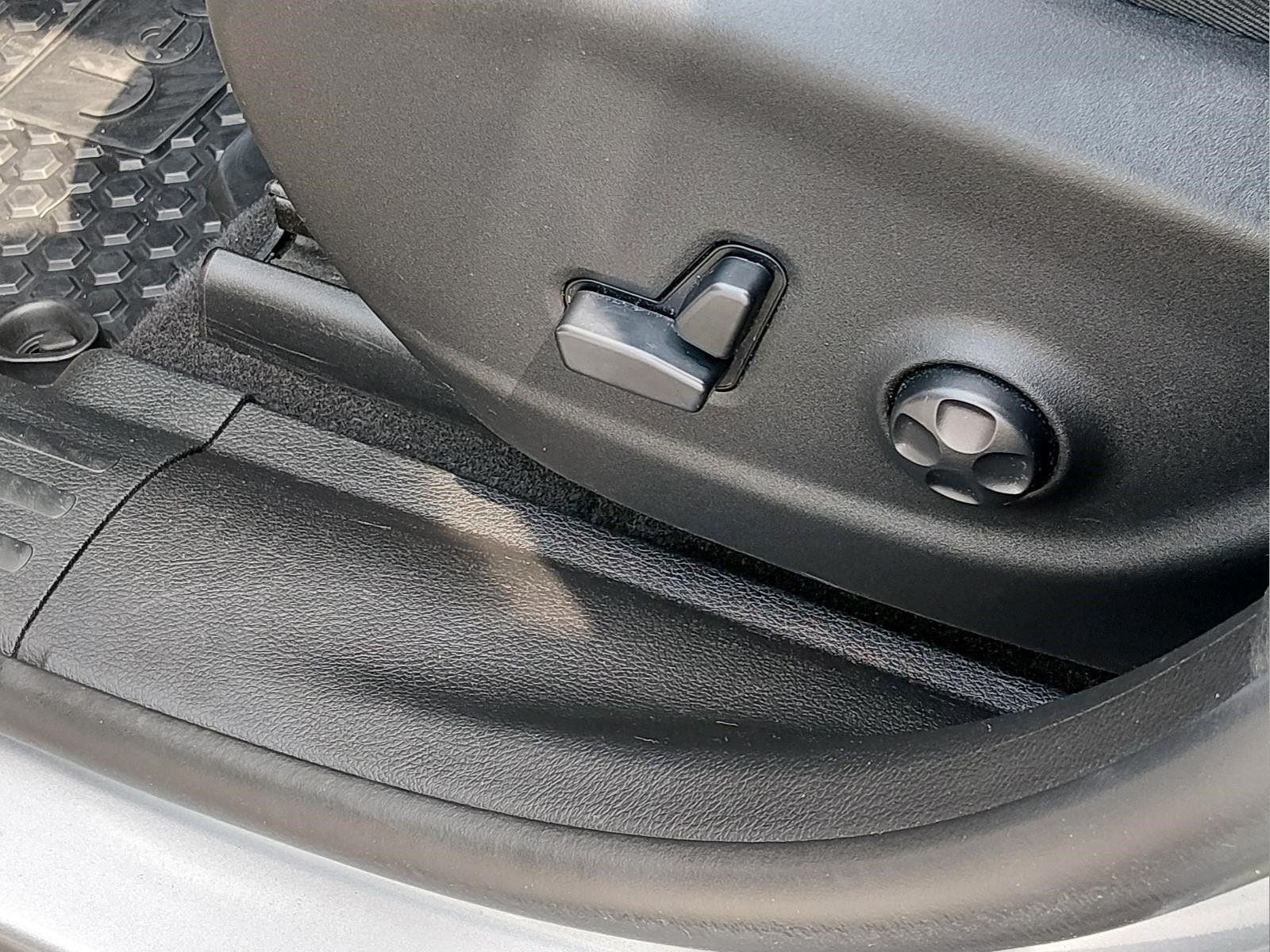 Used 2019 Granite Crystal Metallic Clearcoat Jeep Latitude Plus image 21