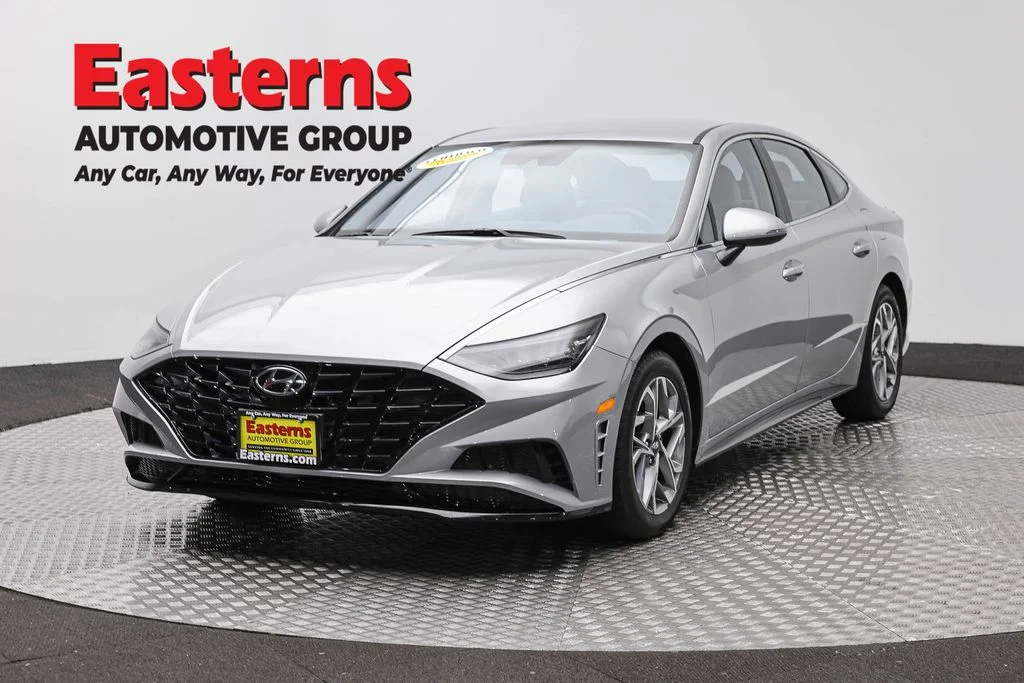Used 2023 Silver Hyundai SEL image 1
