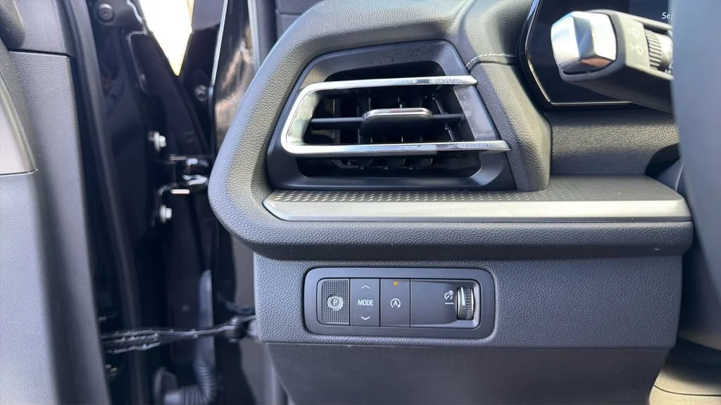 New 2027 Mosaic Black Metallic Chevrolet LT image 28
