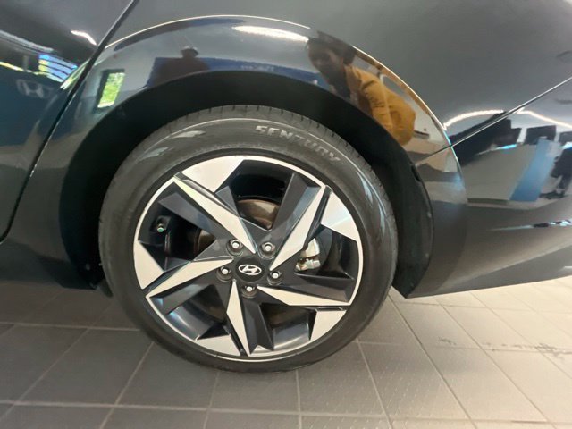 Used 2023 Phantom Black Hyundai SEL image 5