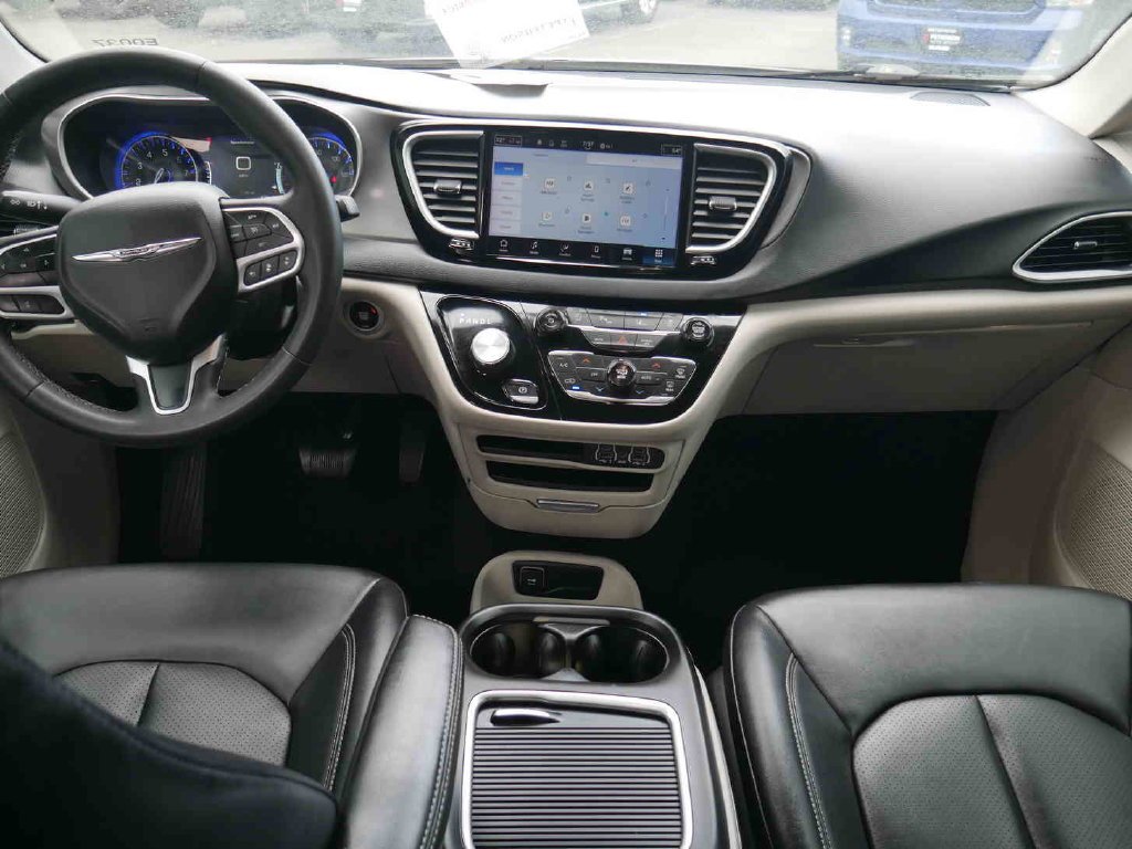 Used 2024 White Chrysler Touring L image 5