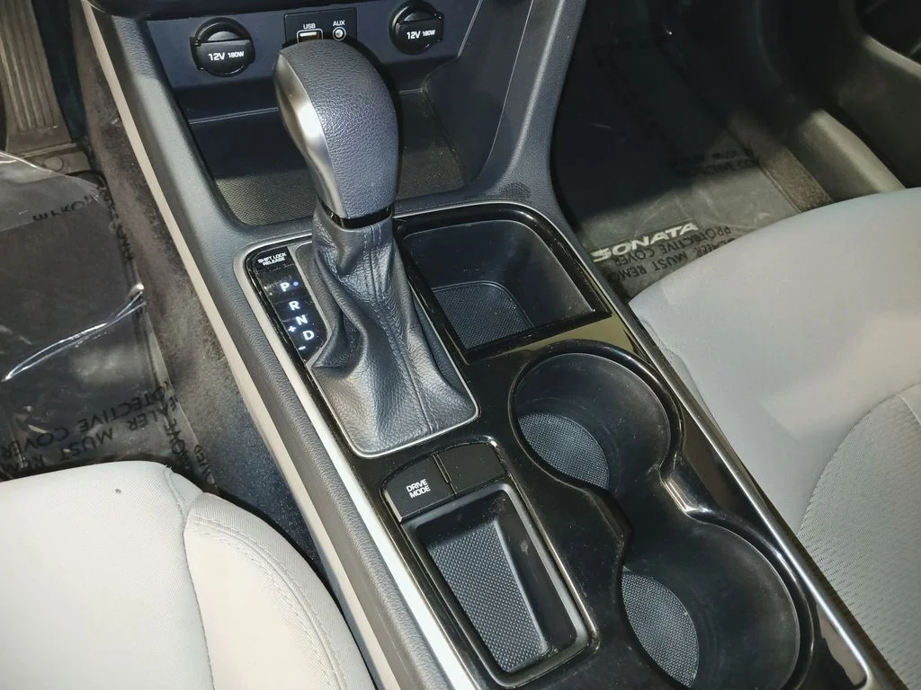 Used 2018 White Hyundai SE image 17