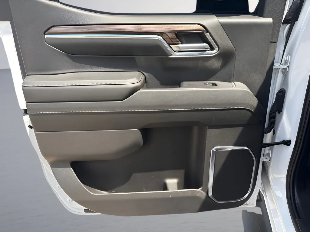 Used 2024 Summit White Chevrolet LT image 72