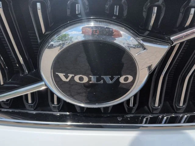 Used 2024 White Volvo B5 Core image 33