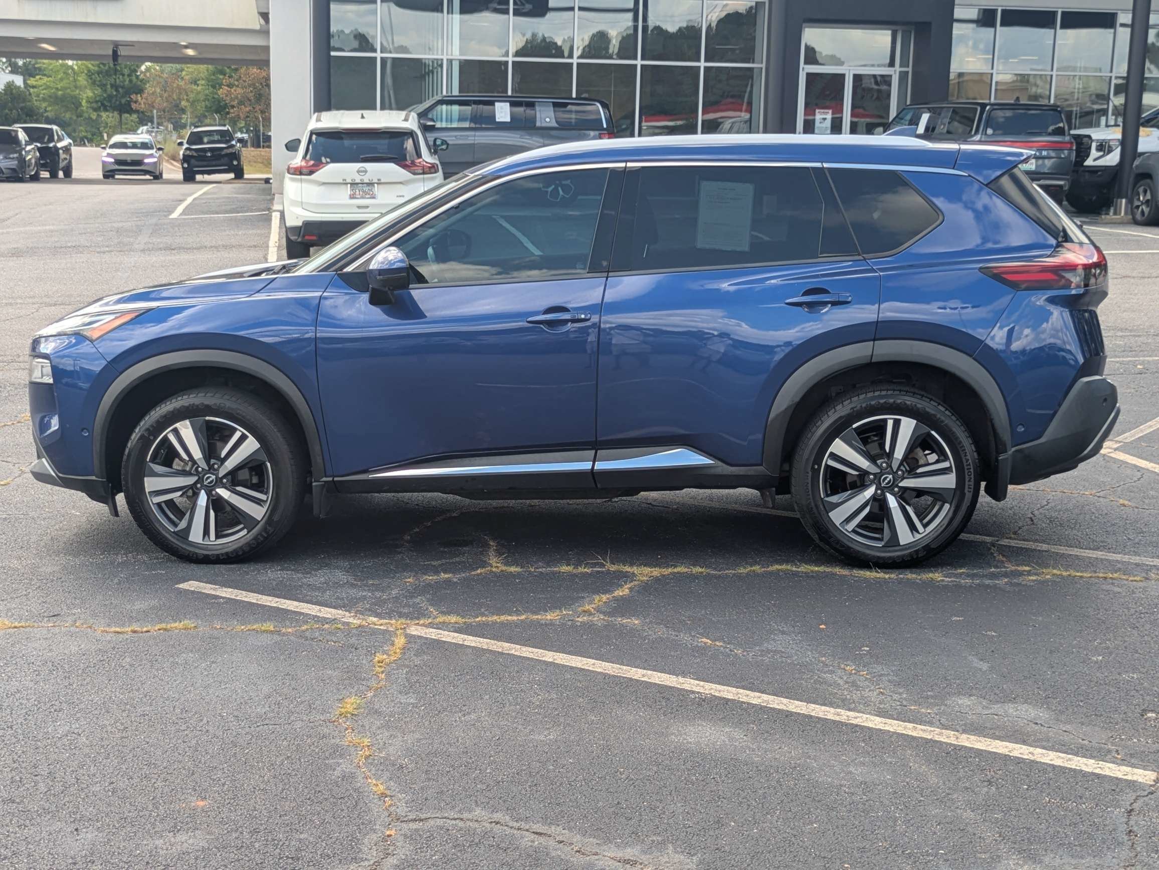 Used 2022 Blue Nissan SL image 6