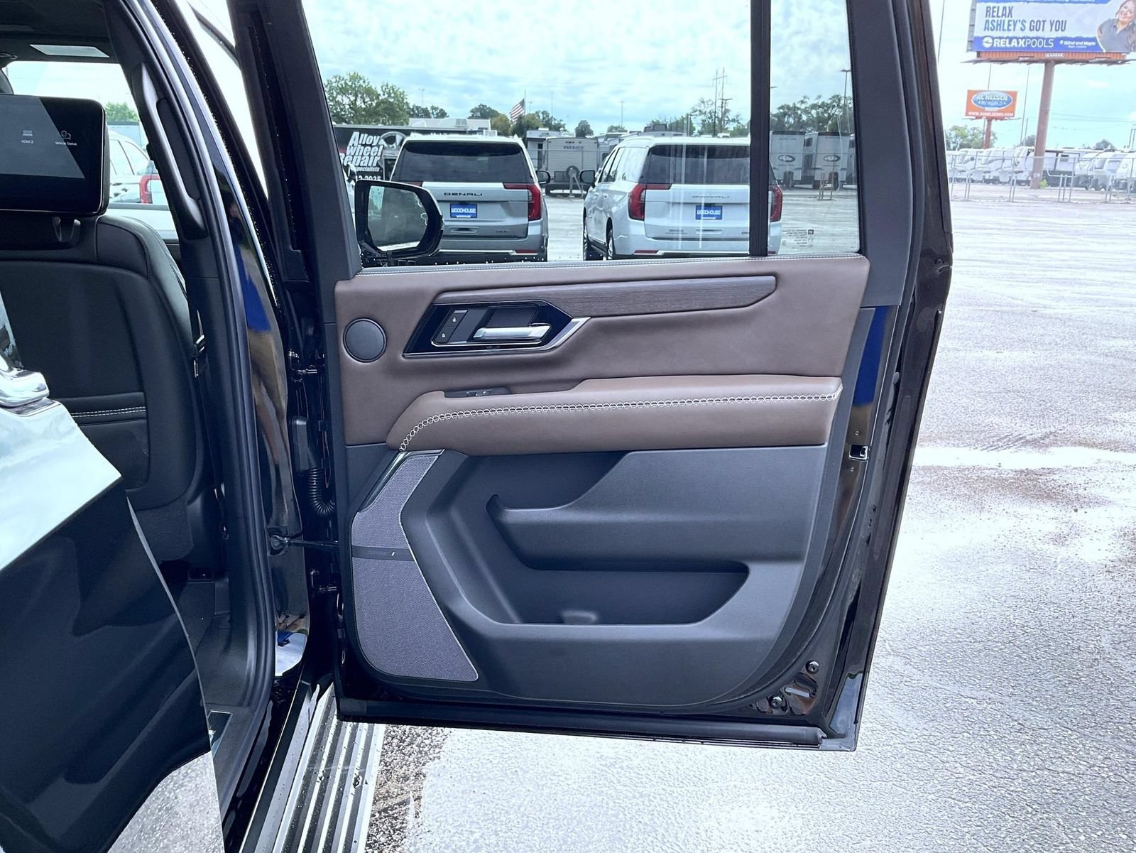 2026 GMC Yukon XL Denali Ultimate - Photo 17