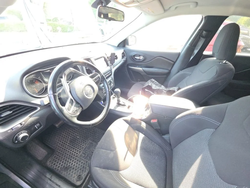 Used 2020 Silver Jeep Latitude image 7