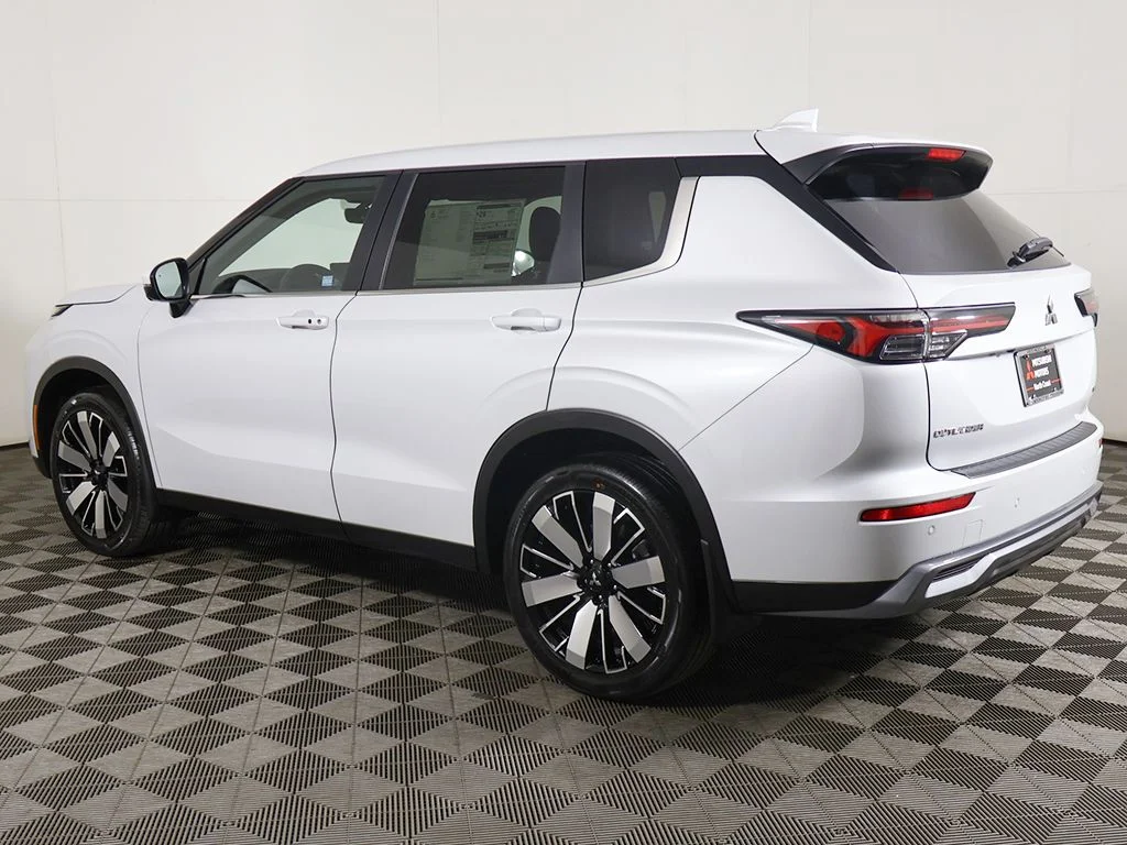 New 2026 White Mitsubishi SE image 15
