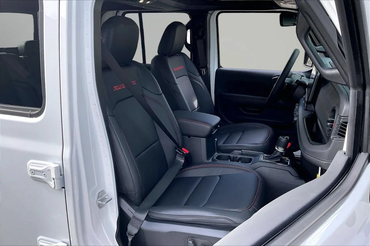 New 2026 Bright White Clear-Coat Exterior Paint Jeep Rubicon image 19
