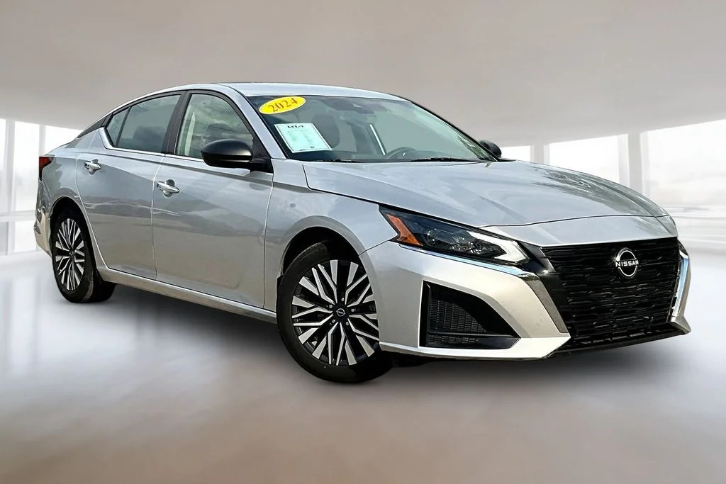 Used 2024 Brilliant Silver Metallic Nissan 2.5 SV image 3